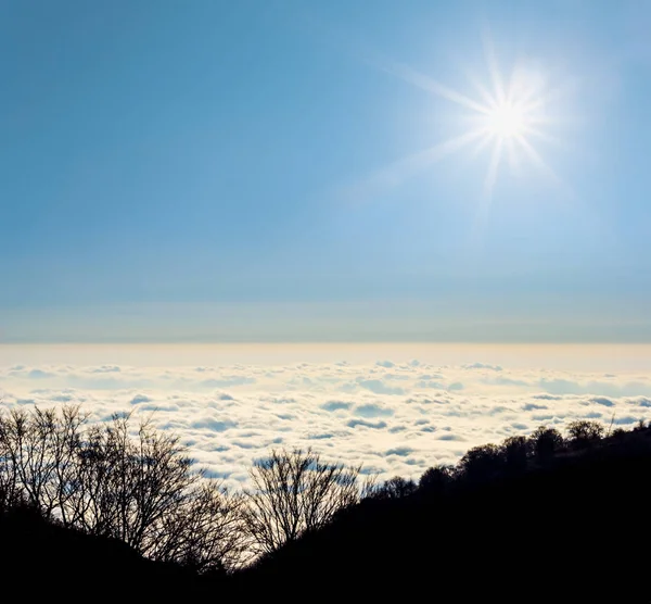 Valle Montaña Una Densa Nube Bajo Sol Brillante —  Fotos de Stock