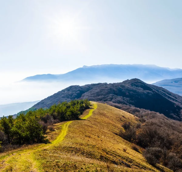 青い霧の美しい稜線 — ストック写真