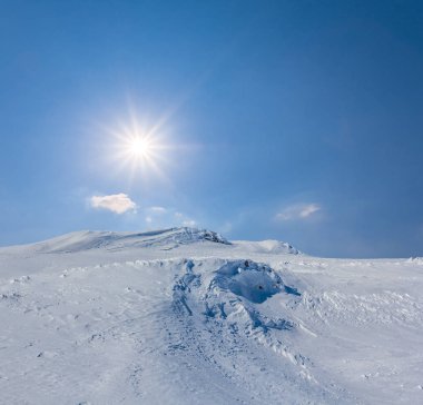 Kış grubunu hill bir ışıltı güneş altında