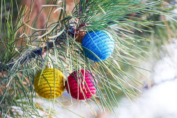 Juguetes Navidad Primer Plano Una Rama Pino Escena Año Nuevo — Foto de Stock