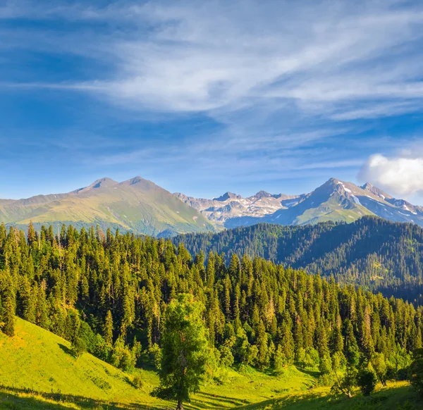 Vackra Berg Landskap Gröna Berg Dalen Blå Himmel — Stockfoto