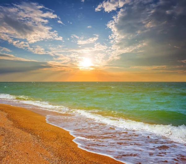 Mooie Zomerse Zee Strand Scène Zonsondergang — Stockfoto