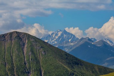 yeşil tepenin yamacında grubunu bir dağ arasında
