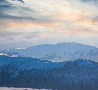 sessiz dağ manzarası, dağ siluet bir mavi sis içinde