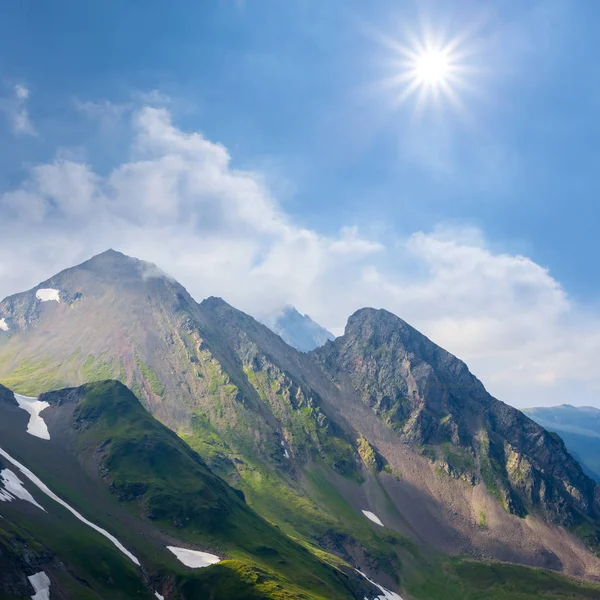 輝く太陽の下の山の鎖 — ストック写真