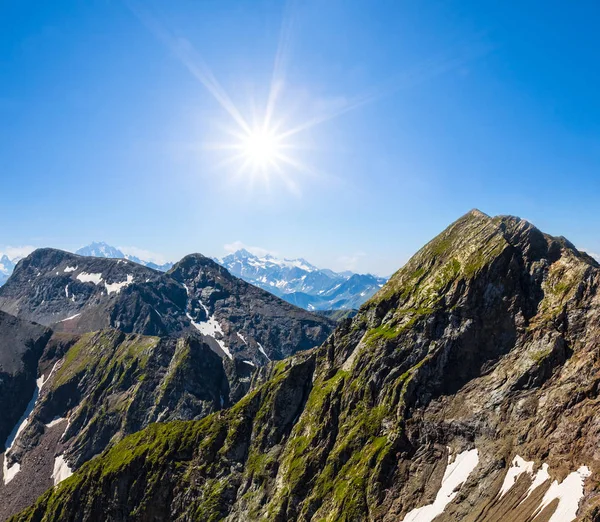 Гірський Ланцюг Під Іскровим Сонцем — стокове фото