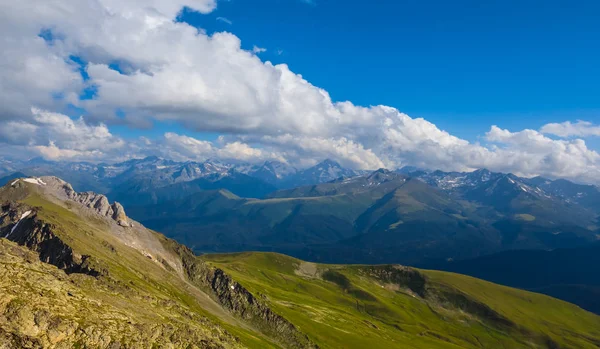 美しい自然の風景 曇り空の下の山の尾根 — ストック写真
