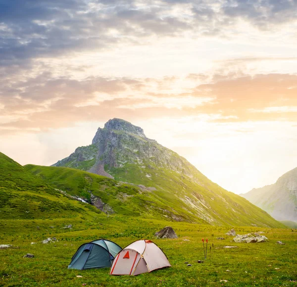 Campamento Turístico Entre Valle Montaña Atardecer —  Fotos de Stock