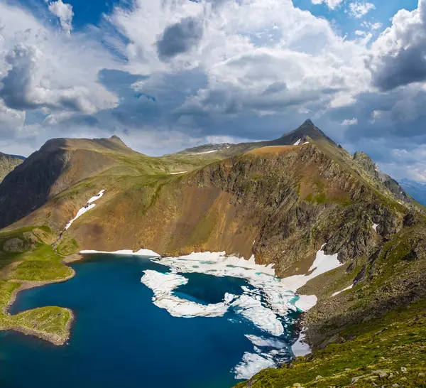 Bellissimo Lago Smeraldo Una Ciotola Montagna — Foto Stock