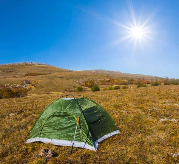 Turistik Çadır Konaklama Bir Çayır Arasında — Stok fotoğraf