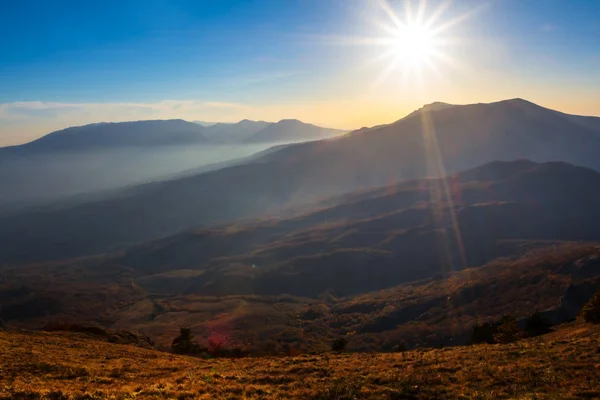 Mlhavá Horská Údolí Krajina Při Západu Slunce — Stock fotografie