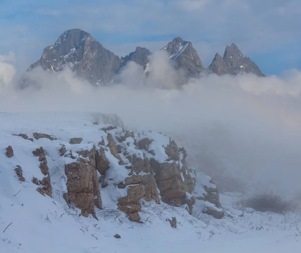 Montagne Enneigée Scène Dans Une Brume — Photo