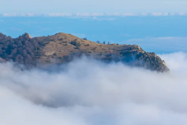 Βουνό Κορυφογραμμή Ανάμεσα Πυκνά Σύννεφα Ομιχλώδη — Φωτογραφία Αρχείου