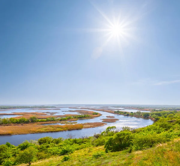 Fiume Tranquillo Nella Calda Giornata Estiva — Foto Stock