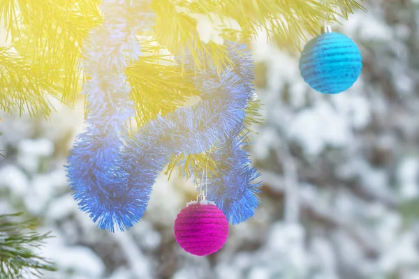 Closeup Χριστουγεννιάτικα Παιχνίδια Ένα Κλαδί Πεύκου Ένα Σύμπλεγμα Δομών — Φωτογραφία Αρχείου