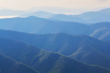 dağ zinciri siluet bir mavi sis içinde