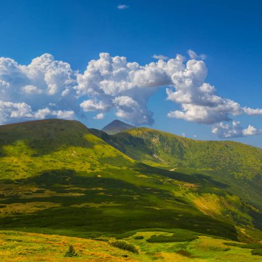 Güzel yeşil dağ vadisi Bulutlu bir gökyüzünün altında