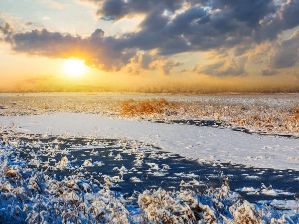 Vintern Insnöade Slätten Vid Solnedgången — Stockfoto