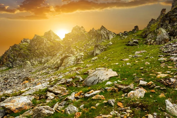 Πράσινο Ορεινό Τοπίο Στο Ηλιοβασίλεμα — Φωτογραφία Αρχείου