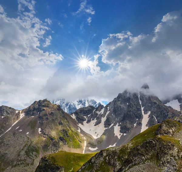 Montagna Una Neve Nuvole Dense Sole Scintillante Sopra — Foto Stock