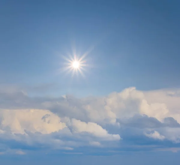 Sol Brillante Sobre Nubes Densas Sobre Cielo Azul Fondo Natural — Foto de Stock