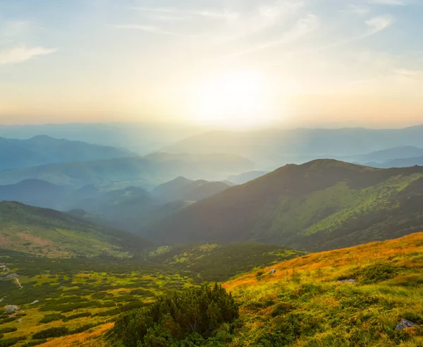 Dramatische Zonsondergang Een Mistige Berg — Stockfoto