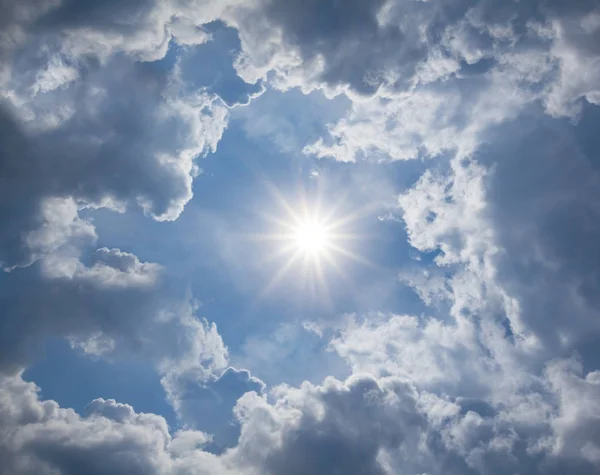 Dramatische Bewolkte Hemel Met Schitteren Zon Natuurlijke Achtergrond — Stockfoto