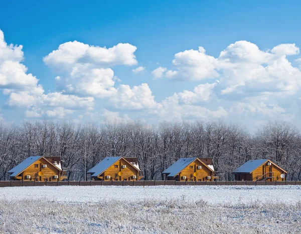 冬の田舎のシーンでフォレスト国境の小さな村 — ストック写真