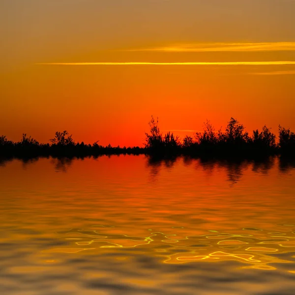 Dranático Cielo Rojo Atardecer Reflejado Lago — Foto de Stock