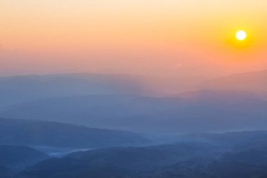 Şafakta mavi sis, gündoğumu dağ zinciri üzerinde dağ Vadisi