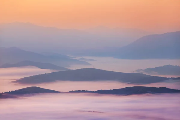 Tranquillo Paesaggio Montagna Cresta Silhouette Catena Montuosa Una Nebbia Blu — Foto Stock