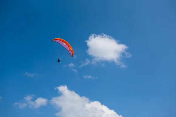 Yamaçparaşütü Uçmak Arasında Mavi Bir Gökyüzü — Stok fotoğraf