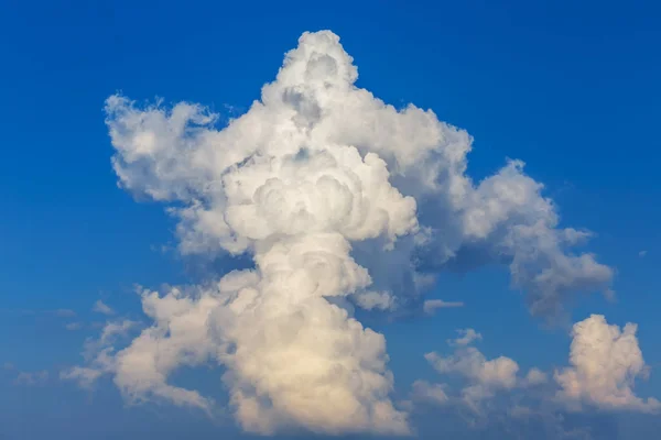 Closeup Cumulus Besar Antara Langit Biru Latar Belakang Alam — Stok Foto