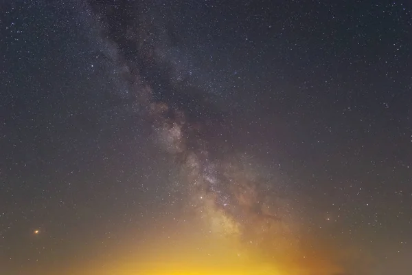 Hermoso Cielo Nocturno Dramático Con Vía Láctea Brillando Cerca Horizonte —  Fotos de Stock