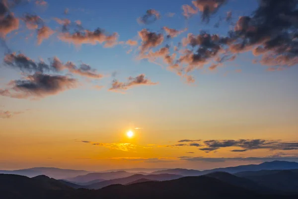 夕日を青い霧の山の尾根のシルエット — ストック写真