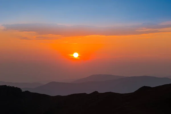 Mlhavá Horská Údolí Ranní Východ Slunce Horské Pozadí — Stock fotografie