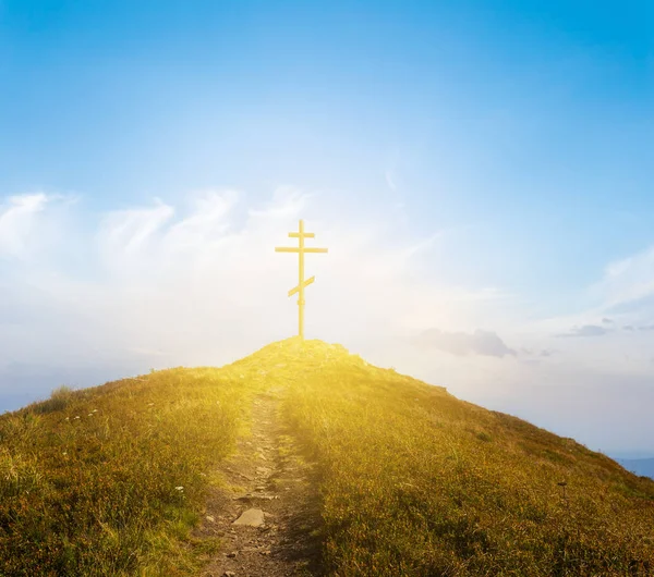 Berggipfel Mit Christlichem Kreuz Den Strahlen Der Glitzernden Sonne Religiöser — Stockfoto