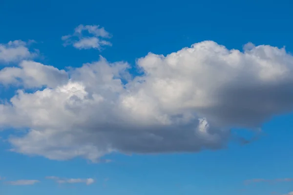 Closeup Kümülüs Bulut Mavi Gökyüzü Arka Plan Üzerinde — Stok fotoğraf