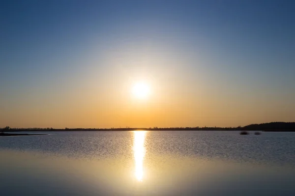 Dramatisk Solnedgång Scen Kvällen Solen Reflekteras Sjön — Stockfoto