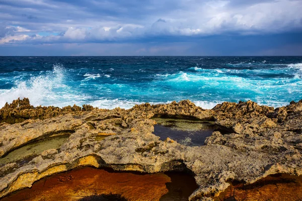 Zümrüt Akdeniz Bay Fırtına Kayalık Sahil Ile — Stok fotoğraf