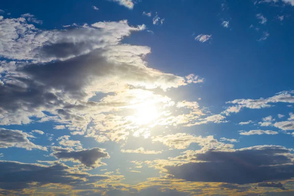 在日落戏剧性多云的天空 自然背景 — 图库照片