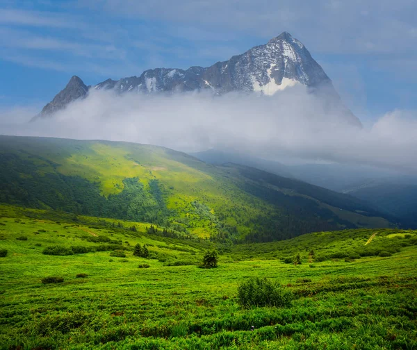 Beautiful Green Mountain Valley Lonely Mountain Clouds Fantasy Landscape — Stock Photo, Image