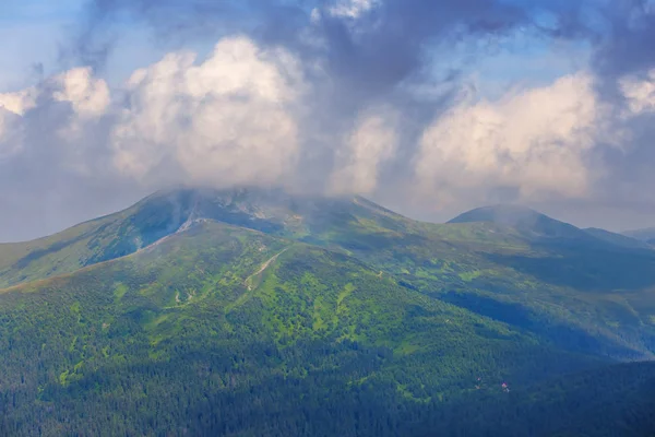 Hoge Groene Berg Boven Een Dichte Wolken — Stockfoto