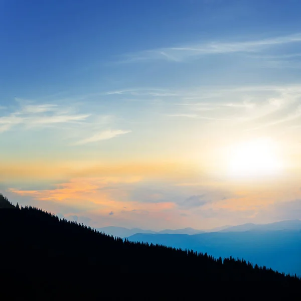 Silueta Svahu Mount Dramatický Západ Slunce Pozadí — Stock fotografie