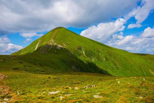 绿色孤独的山在密集的云彩背景 乌克兰 喀尔巴泰 霍弗拉山 — 图库照片