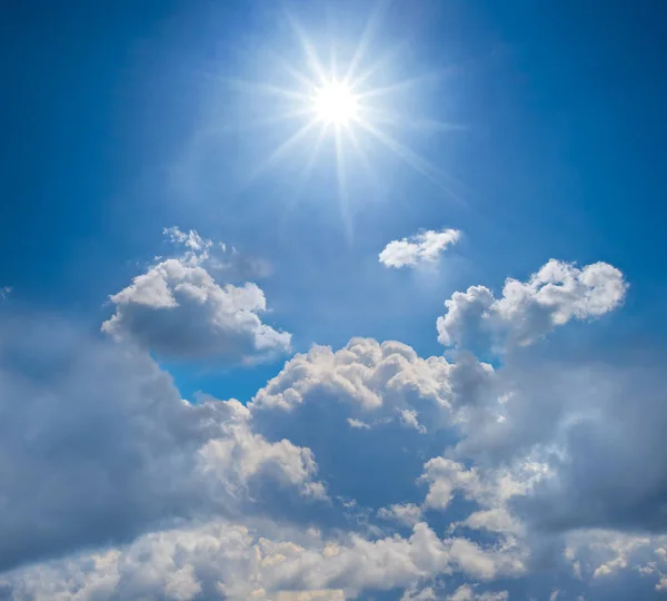 Fondo Naturaleza Sol Brillante Entre Nubes Densas — Foto de Stock