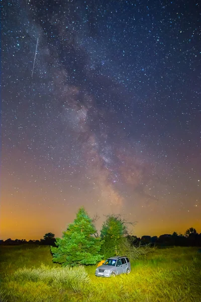 Auto Onder Een Prairie Nacht Onder Een Melkweg Nacht Landschap — Stockfoto