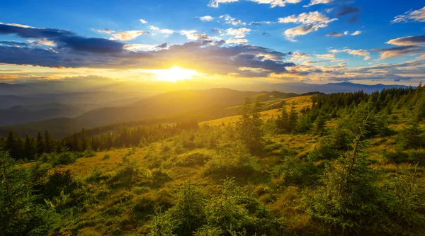 Schöne Berglandschaft Bei Sonnenuntergang Sonne Dichten Wolken Über Dem Grünen — Stockfoto