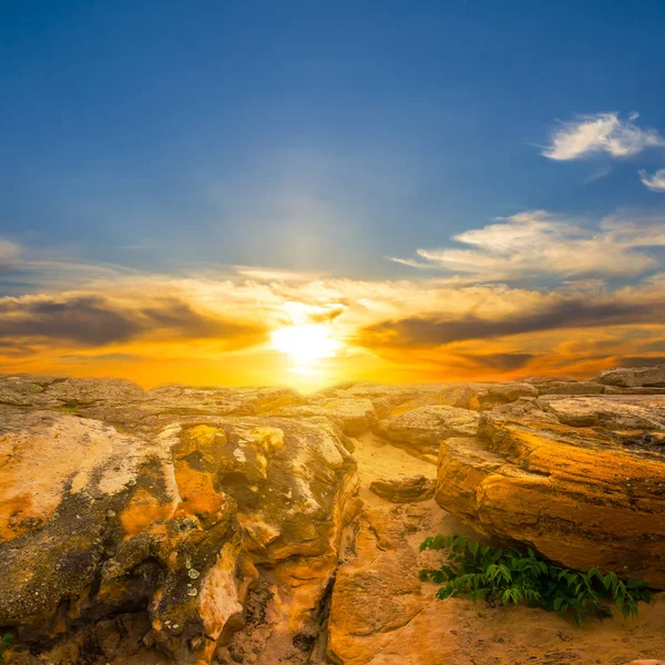 Steenachtige Woestijnlandschap Bij Dramatische Zonsondergang — Stockfoto