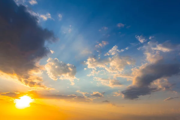 Dramatischer Sonnenuntergang Unter Dichten Wolken Natürlicher Hintergrund — Stockfoto